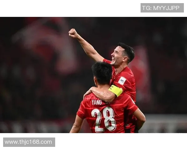 足球明星在比赛中头碰对手引发激烈争议与球迷热议的瞬间解析