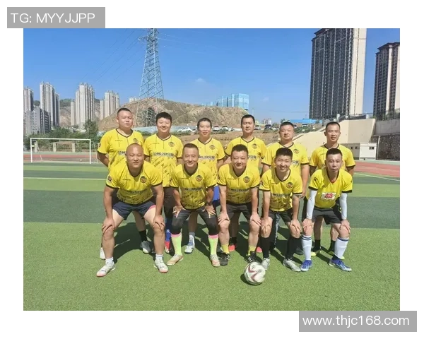 足球明星在绿茵场上挥洒汗水展现激情与梦想的精彩瞬间 足球明星在绿茵场上挥洒汗水展现激情与梦想的精彩瞬间