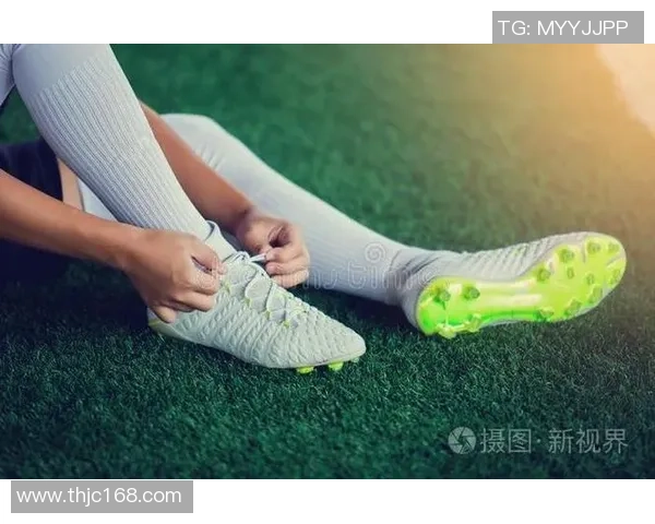 足球明星在比赛中绑鞋带的高清图片展示与背后的故事解析