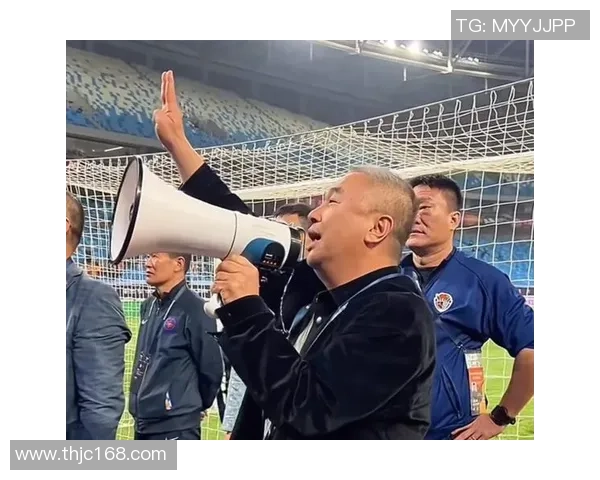 足球明星坚守初心的瞬间定格在镜头中的感人时刻