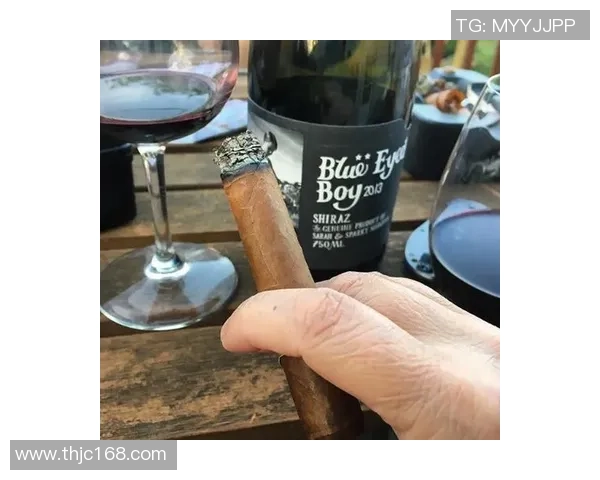 足球明星的奢华生活揭秘炫富背后的真实故事与不为人知的辛酸历程