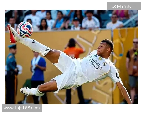 足球明星纷纷点赞最新比赛精彩瞬间引发球迷热议与关注