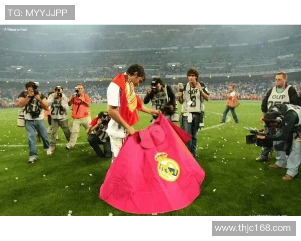 足球明星蒙眼睛高清图片欣赏展现独特魅力与风采的瞬间 足球明星蒙眼睛高清图片欣赏展现独特魅力与风采的瞬间